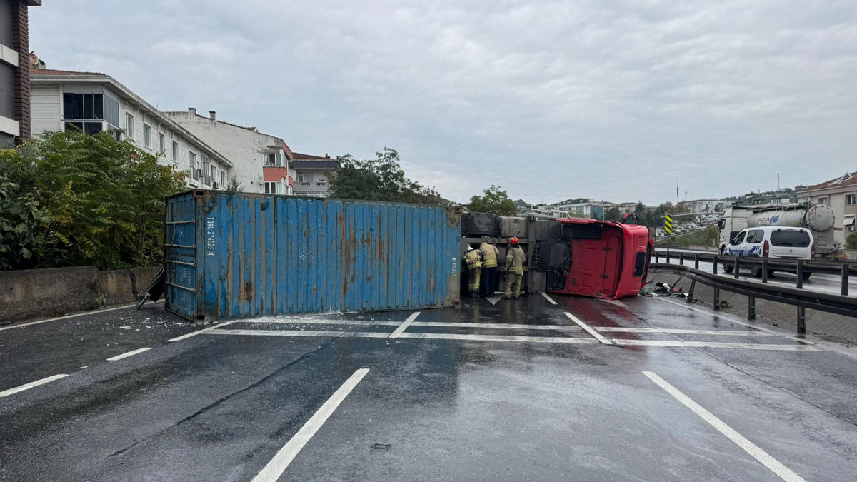 Büyükçekmece'de TIR devrildi, Edirne istikameti trafiğe kapatıldı