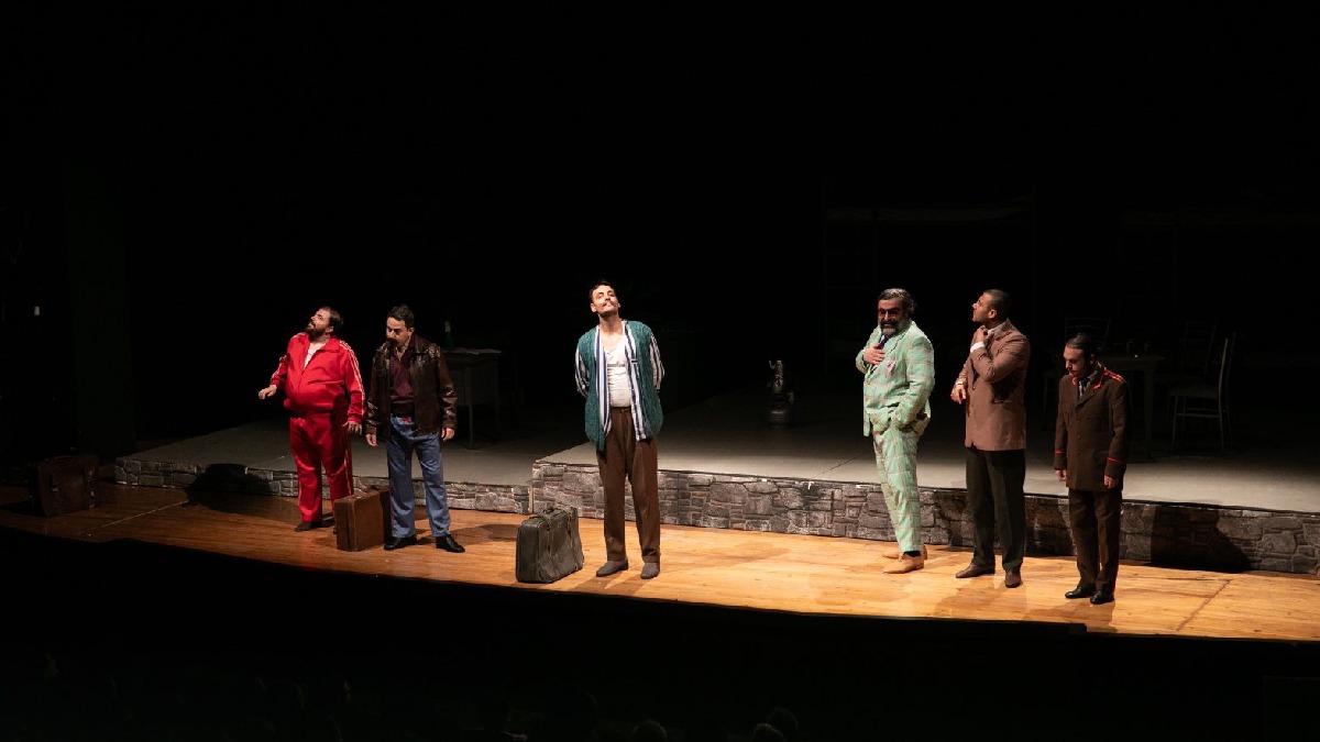 İzmir Şehir Tiyatroları sezonu yeni sahnesinde açtı