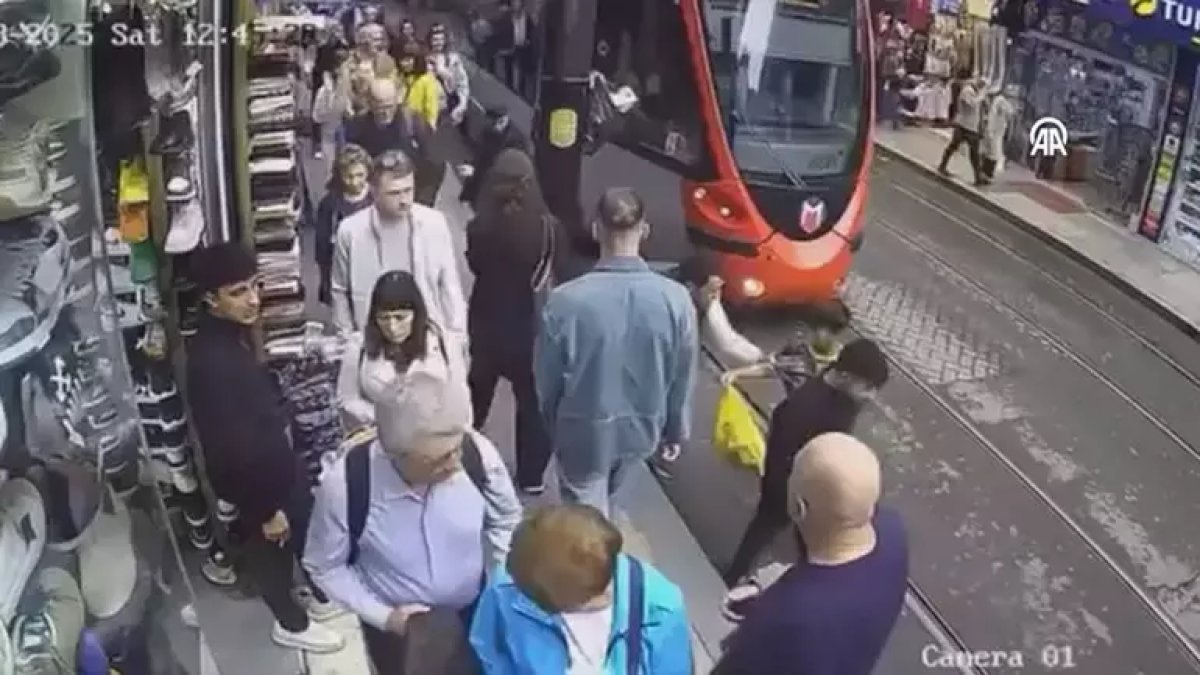 Tramvay raylarında oyun faciadan döndü: Vatandaşın dikkati hayat kurtardı