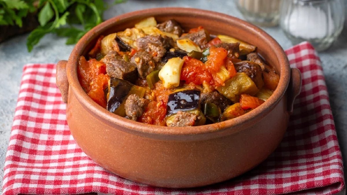 Kalan sebzeleri tek tencerede toplayın! Birazcık et de ekleyince tadına doyum olmuyor