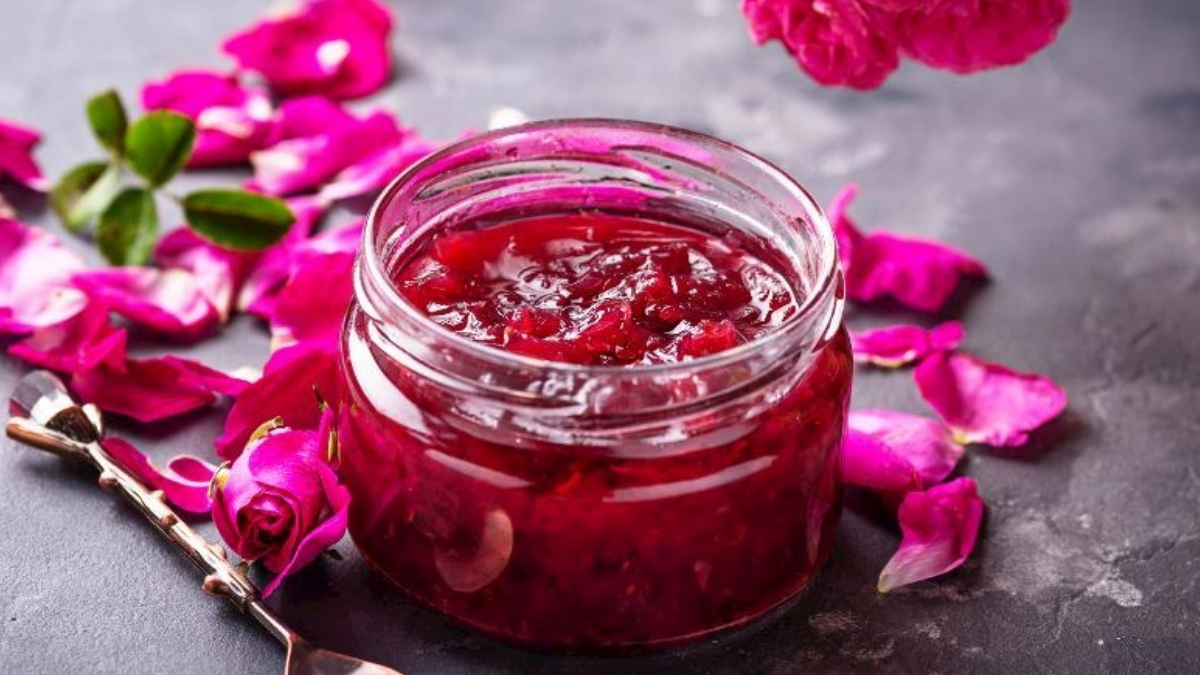 Kavanozu açınca büyüleyen lezzet: En kolay haliyle ev yapımı gül reçeli tarifi…