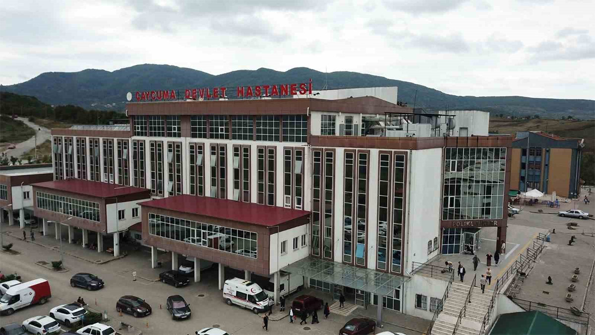 Karın ağrısı şikayetiyle hastaneye giden 16 yaşındaki çocuk ölü doğum yaptı