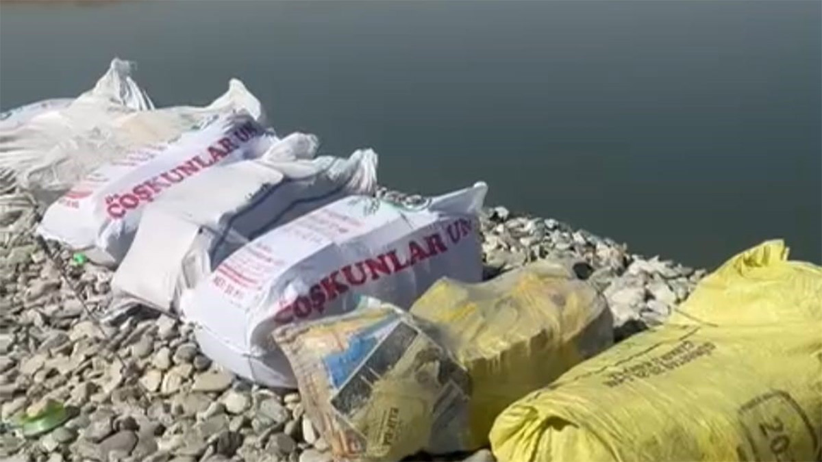 Batman'da çay kenarında çuvallar içerisinde çok sayıda dini kitap bulundu