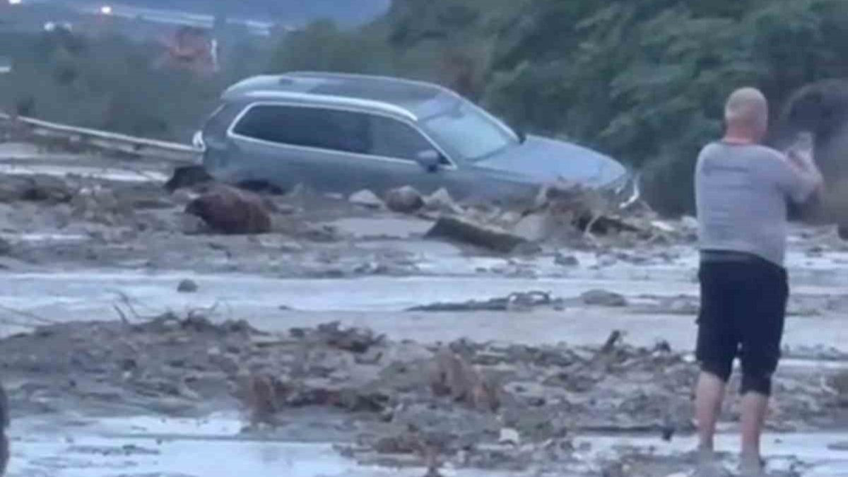 Hatay’da heyelan otoyolu kapattı