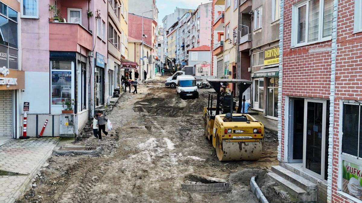 Modern bir görünüme kavuşacak olan Laçin Sokak’ta yenileme çalışmaları sürüyor