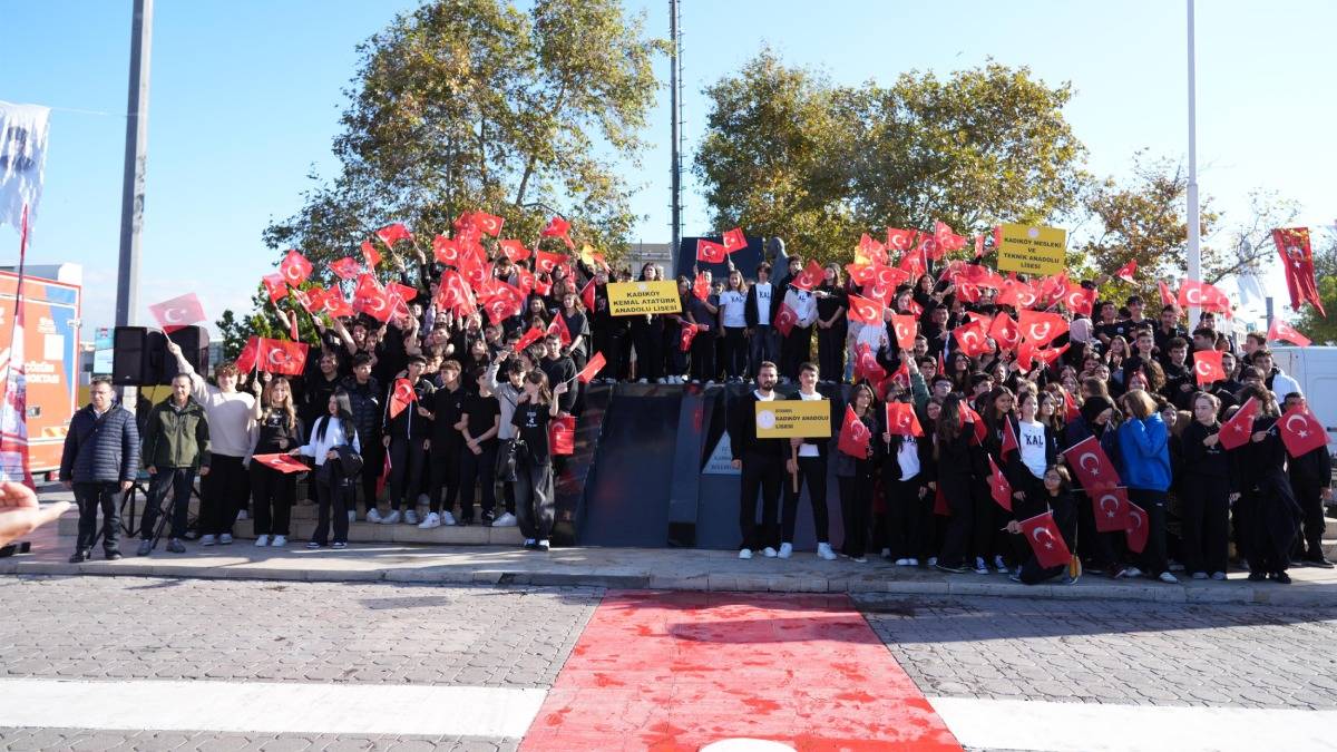 Kadıköy’de, 29 Ekim kutlamaları meşale yakma töreni ile başladı