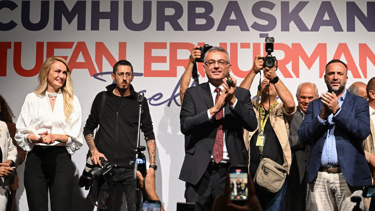 Kuzey Kıbrıs'ın yeni Cumhurbaşkanı Tufan Erhürman mazbatasını aldı