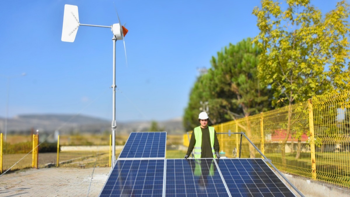 Lise öğrencisi hayalini gerçekleştirdi: Deprem bölgesindeki okul enerjiye kavuştu