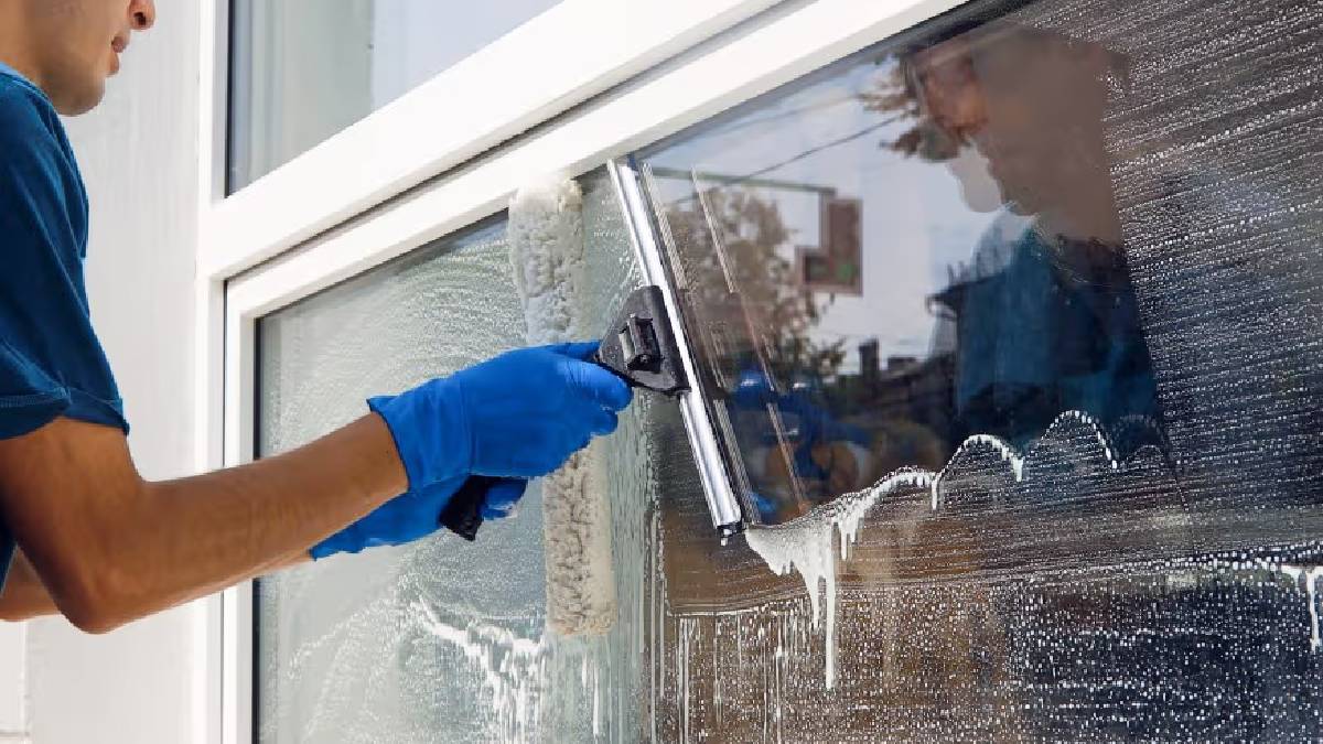 Evdeki malzemelerle camlarınız ayna gibi olacak! Usta temizlikçilerin sırrı: Bir kere silin aylarca ellemeyin