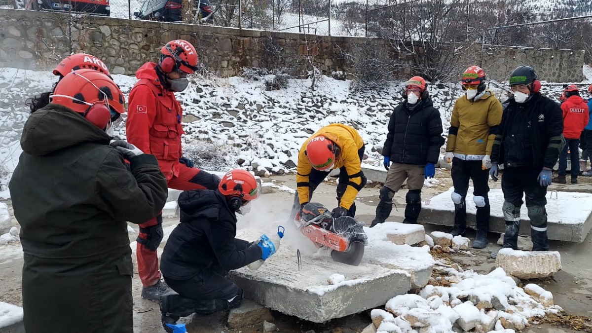 AKUT, gönüllülerini çevrim içi eğitimlerle acil durumlara hazırlıyor