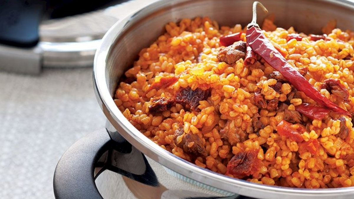Hem sağlıklı hem lezzetli! Bol domatesli damakları çatlatan bulgur pilavı tarifi
