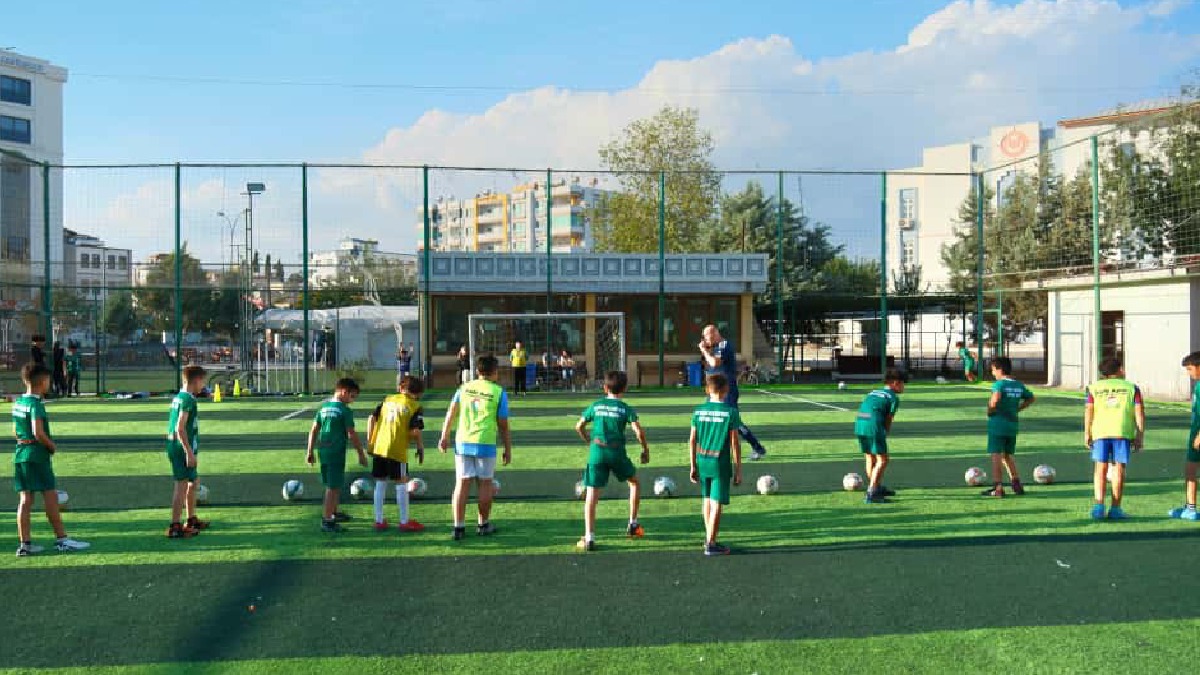 Ceyhan Belediyesinin ücretsiz futbol kursları yoğun ilgi görüyor