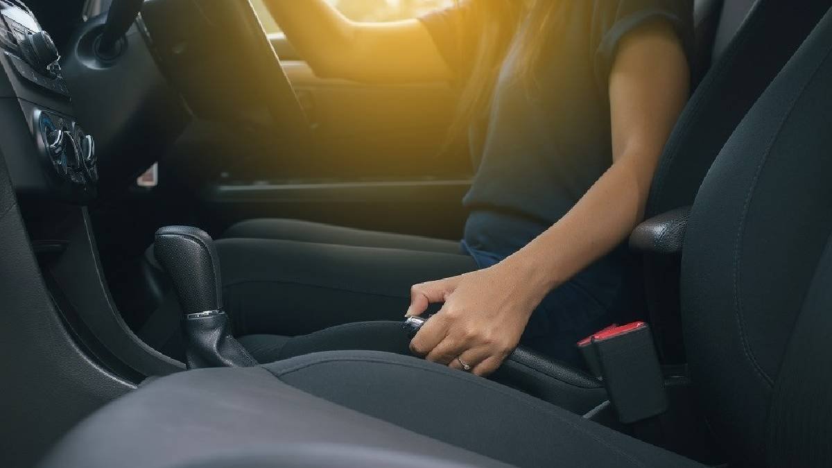 Sürücülerin çoğu bilmeden bu hatayı yapıyor! El freni çekerken dikkat: Araca büyük zarar veriyor