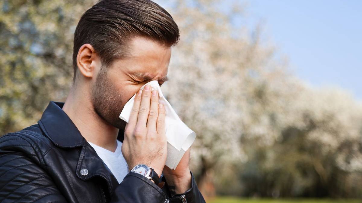Hapşırık, burun akıntısı, göz kaşıntısı… Alerji midir, grip mi? Ek belirtilere dikkat!