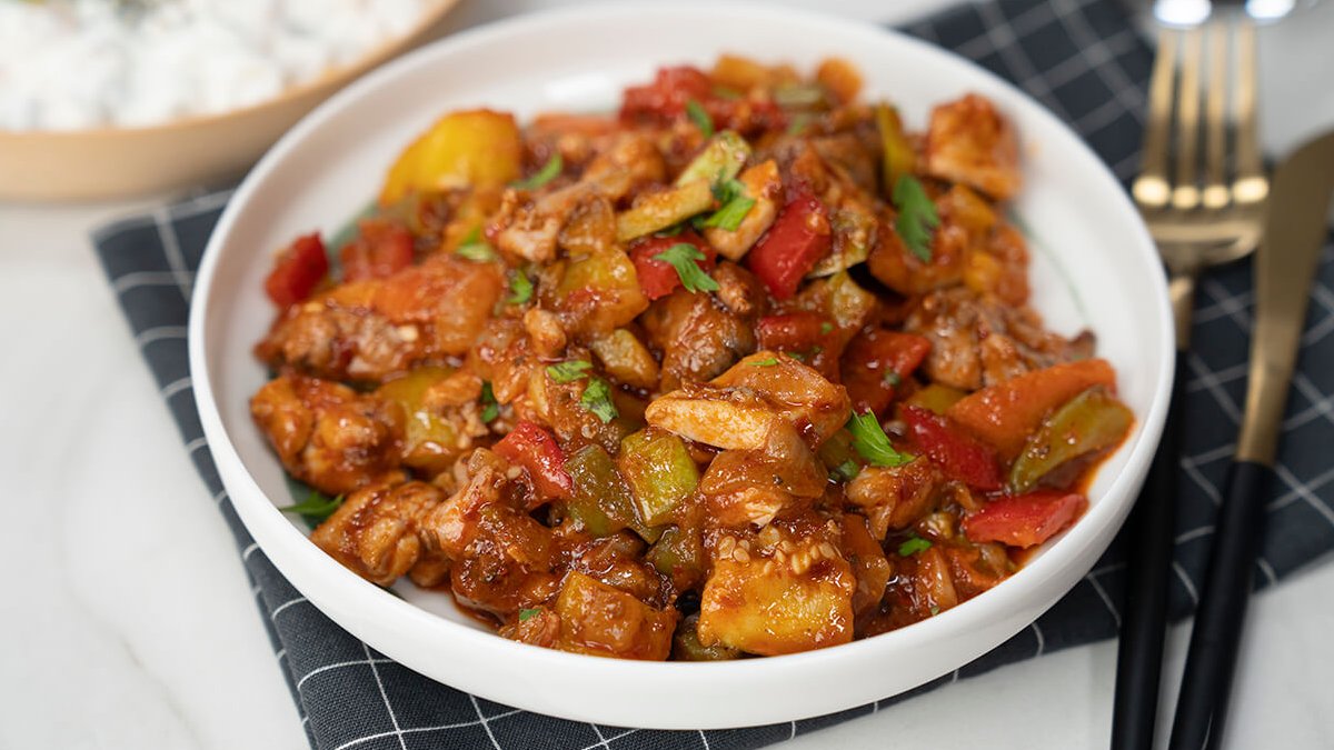 Mutfağın pratik yemeği! Şipşak hazırlanıyor tadına doyum olmuyor. İşte tavuk sote tarifi…