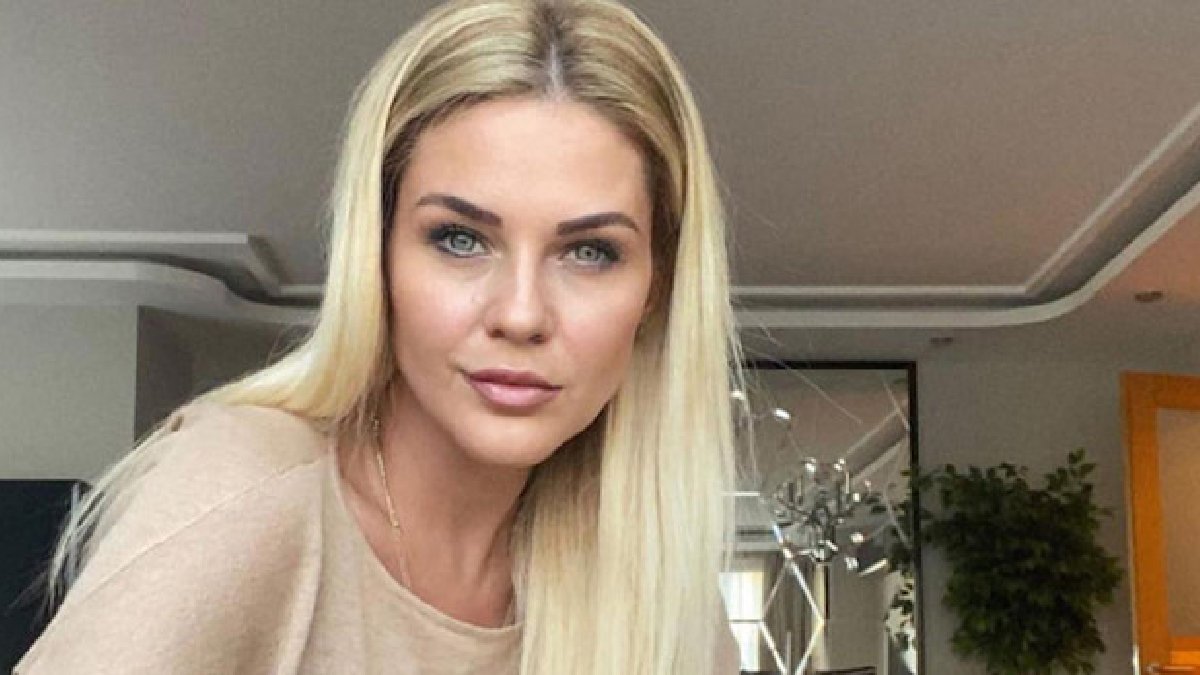 Kızının yanında ablası gibi duruyor! 48 yaşındaki oyuncu Emine Ün gençlik sırrını paylaştı