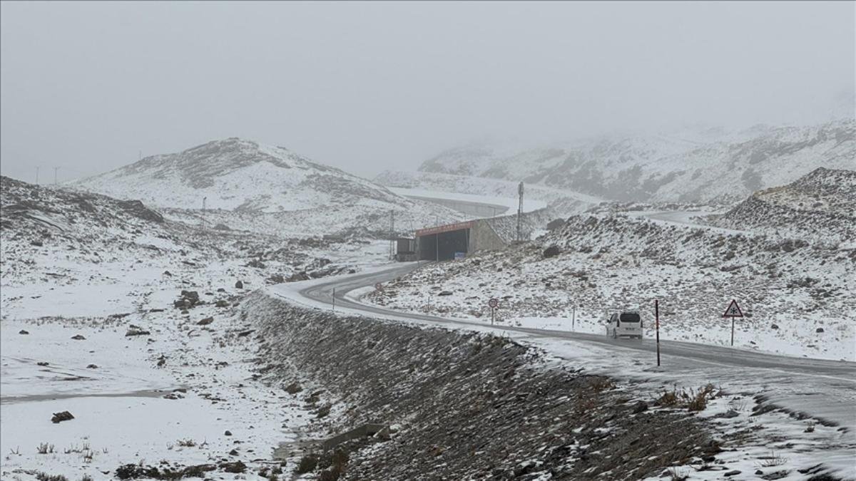 Kış kapıyı çaldı! Van'ın zirveleri beyaza büründü: Karabet Geçidi'nde ekipler seferber oldu