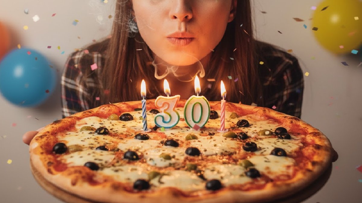 Kimse doğum gününü kutlamadı teselliyi pizzacıda buldu! O pizzanın hakkı sonuna kadar verildi