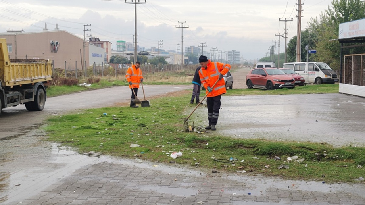 Efeler’in ekiplerinden Gıda Çarşısı’nda kapsamlı temizlik