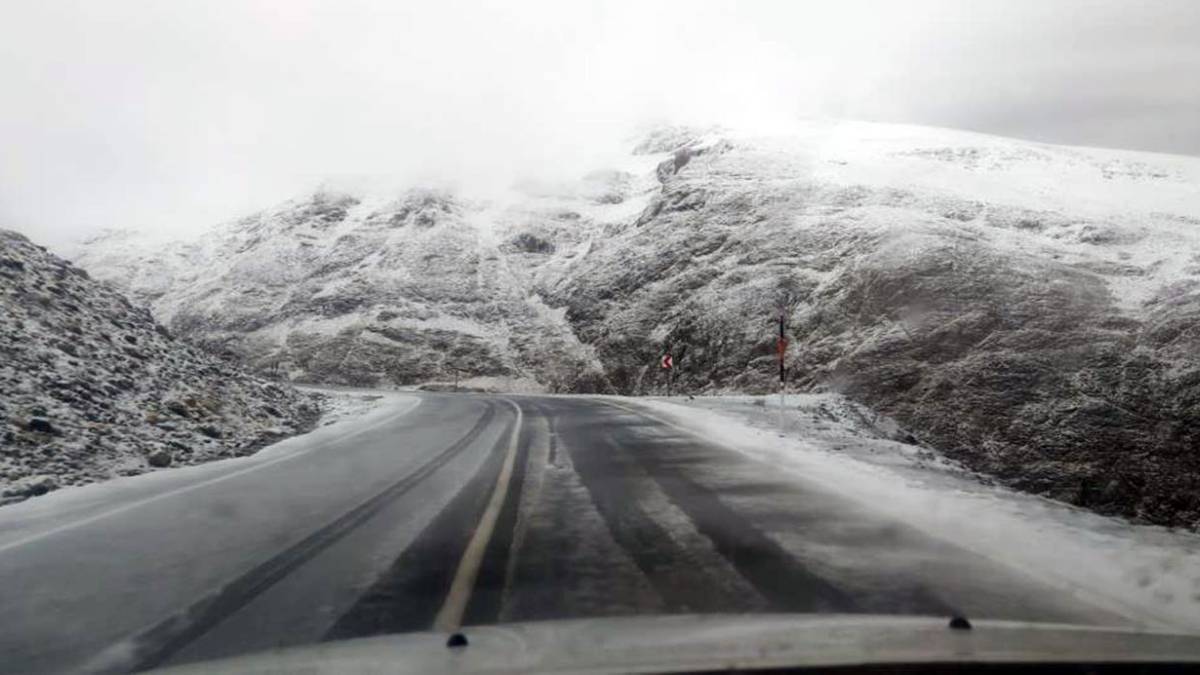 Türkiye’nin en yüksek geçitlerinden biri! 3 bin rakımlı Karabet Geçidi'ne mevsimin ilk karı yağdı: Film sahnesi gibi