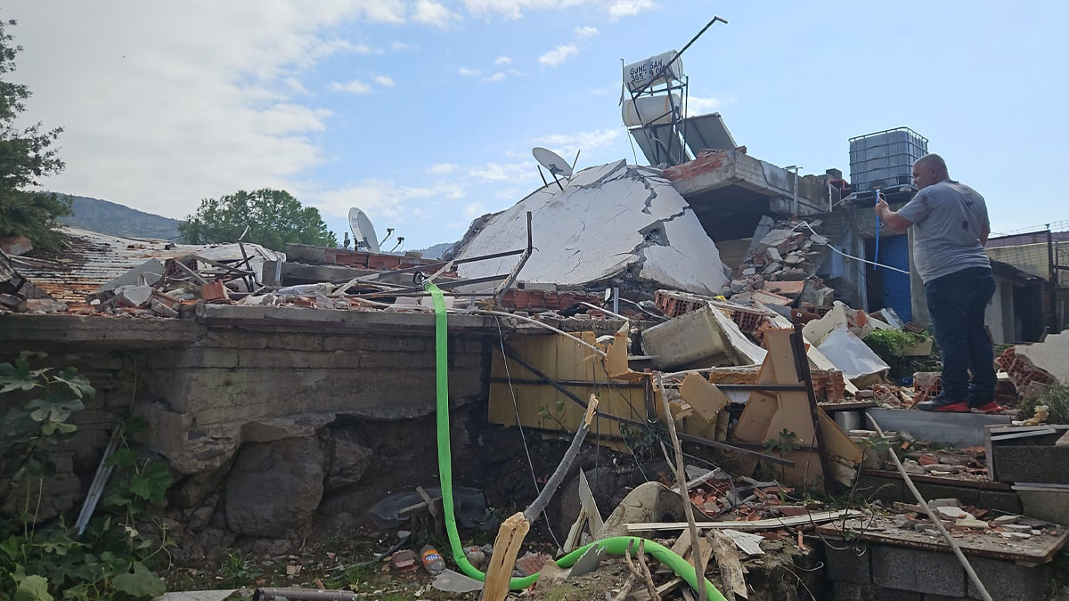 İzmir'de patlama: Ev yıkıldı, yaralı var