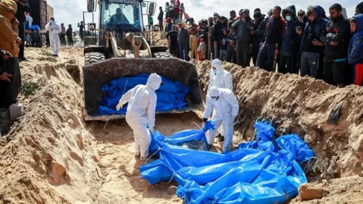 Gazze’de teşhis edilemeyen 54 cenaze toplu mezara defnedildi