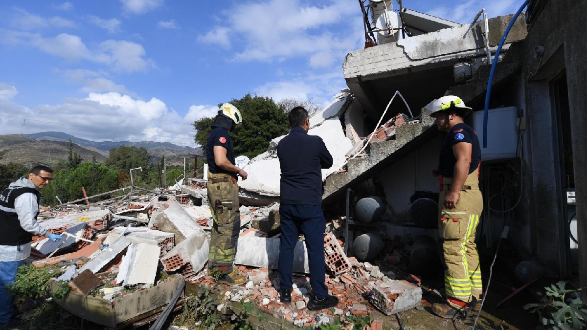Bayraklı’da bir iş yerinde patlama meydana geldi: İzmir İtfaiyesi göçük altında kalan yurttaşı kurtardı