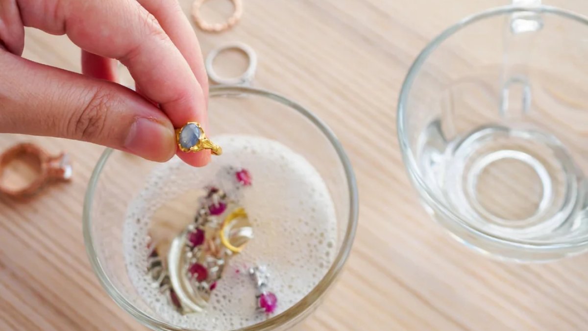 Kararmış çelik takılara elveda! Kuyumcu parlaklığı veren o basit yöntem mutfaktan çıktı