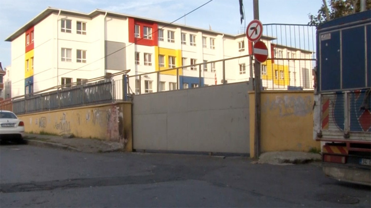 Eyüpsultan’da okul kapısı öğrencilerin üzerine düştü: 4 çocuk yaralandı