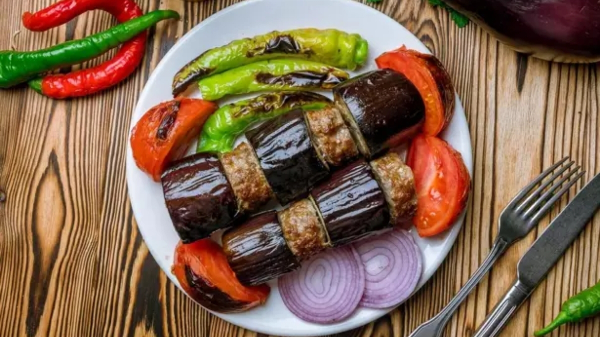 Kebap severler bu tarife bayılacak! Tahmin edilenden daha kolay: İşte evde patlıcan kebabı yapımı