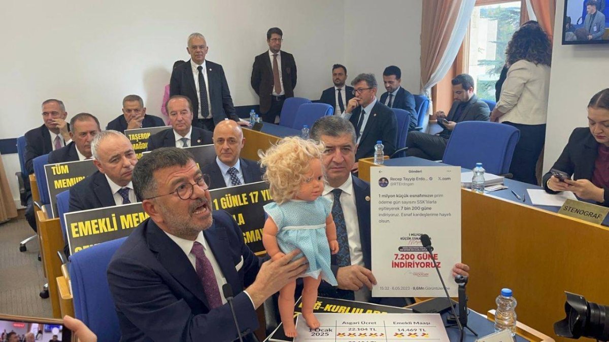 CHP'den bütçe görüşmelerinde oyuncak bebek protestosu: Her bebek 151 bin lira borçla doğuyor