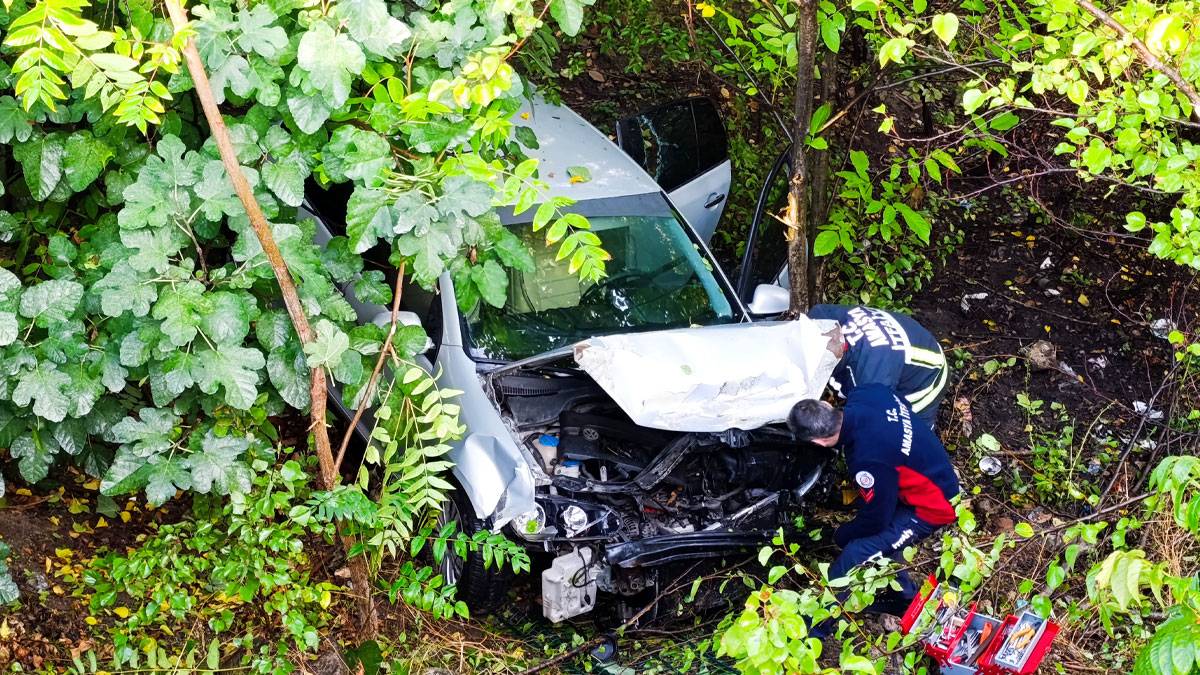 Amasya'da otomobil bahçeye devrildi: Yaralılar var