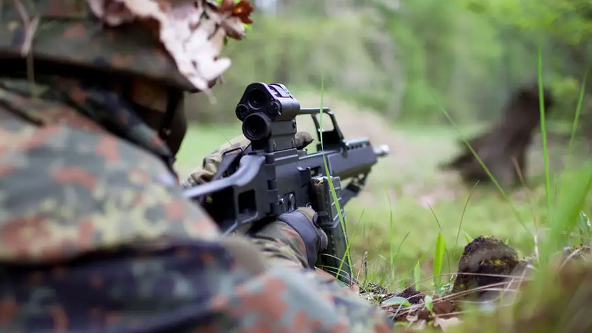 Almanya'da tatbikat krizi: Asker ile polis karşı karşıya geldi