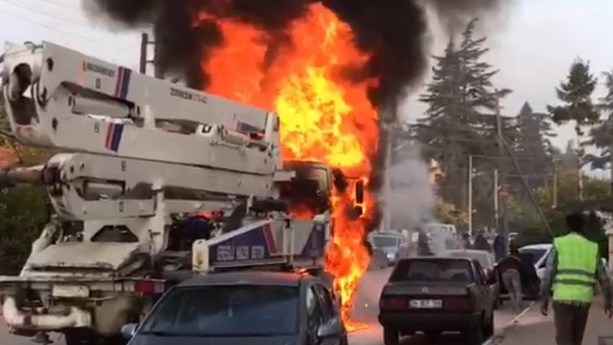 Sokak ortasında yangın paniği! Beton pompasının alev aldı, 2 otomobil zarar gördü
