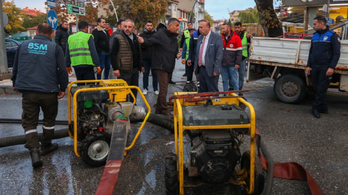 Şehri besleyen şebeke hattının tahliye vanasında arıza tespit edildi, onarım çalışması başladı