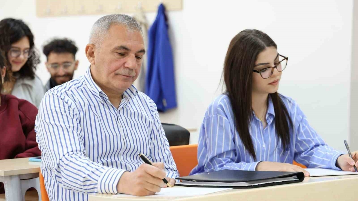 İmkansızlıktan dolayı okuyamadı, hayallerine yıllar sonra kavuştu! 18 yaşındaki torunuyla aynı üniversitede okuyor