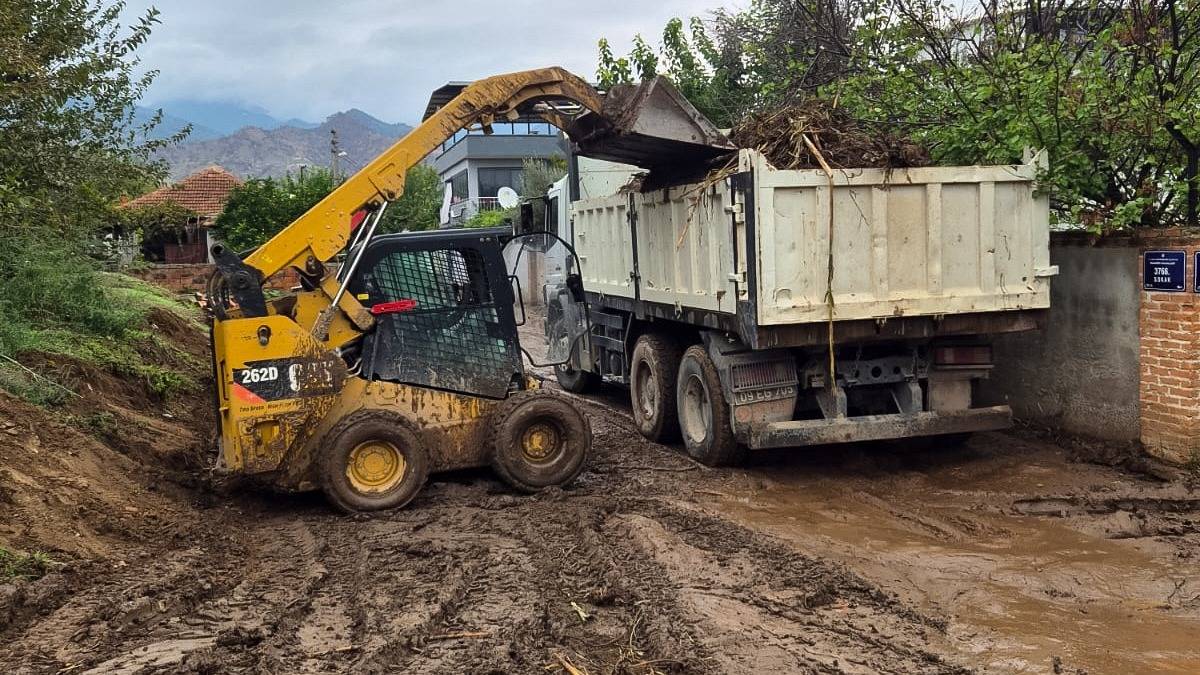 Altyapı yetersizliğinin yol açtığı sorunları Efeler Belediyesi siliyor