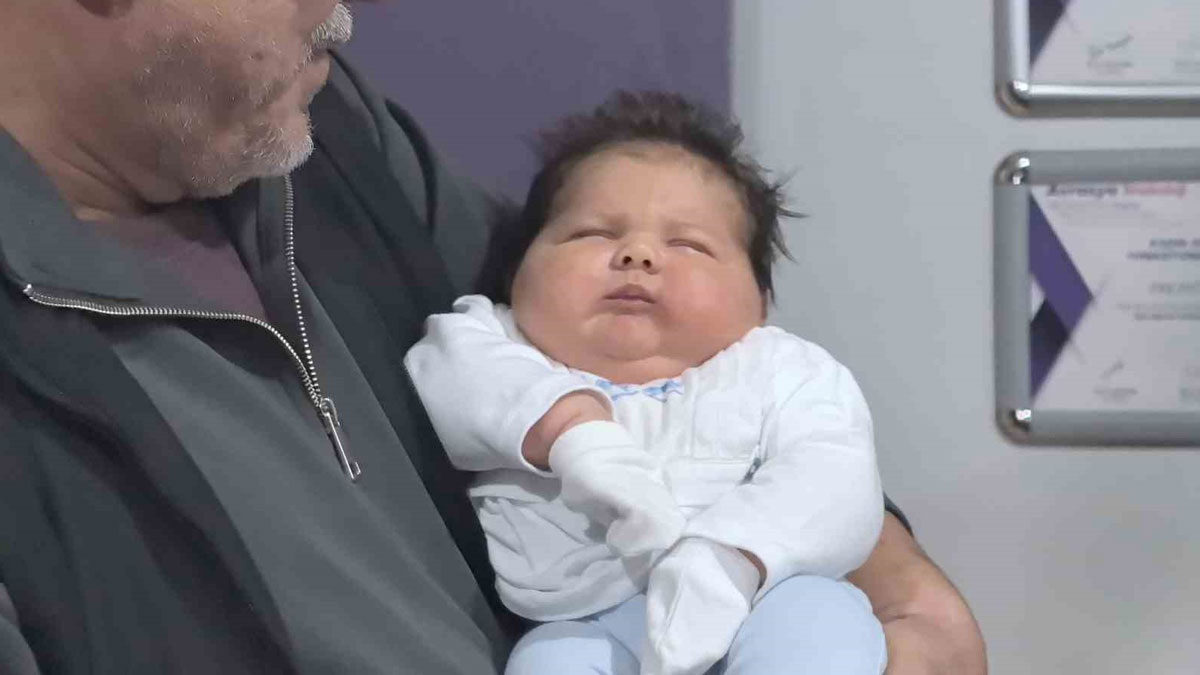 Normalin 2 katı ağırlığında... Türkiye'nin en iri bebeği İnegöl'de doğdu
