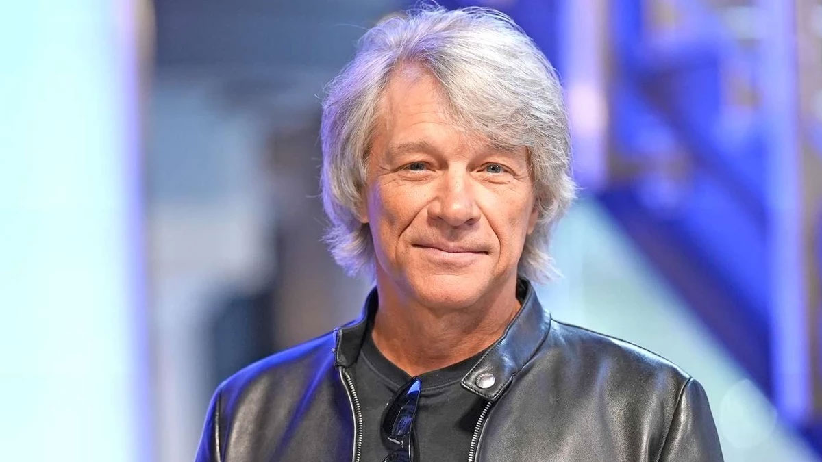 Rock müziğin efsanevi ismi sahnelere dönüyor