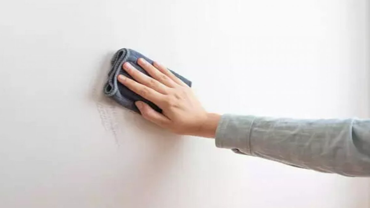 Duvarınızdaki inatçı yağ lekeleri kabusunuz olmasın! Uzmanlardan evde uygulanabilir 3 basit ve etkili çözüm