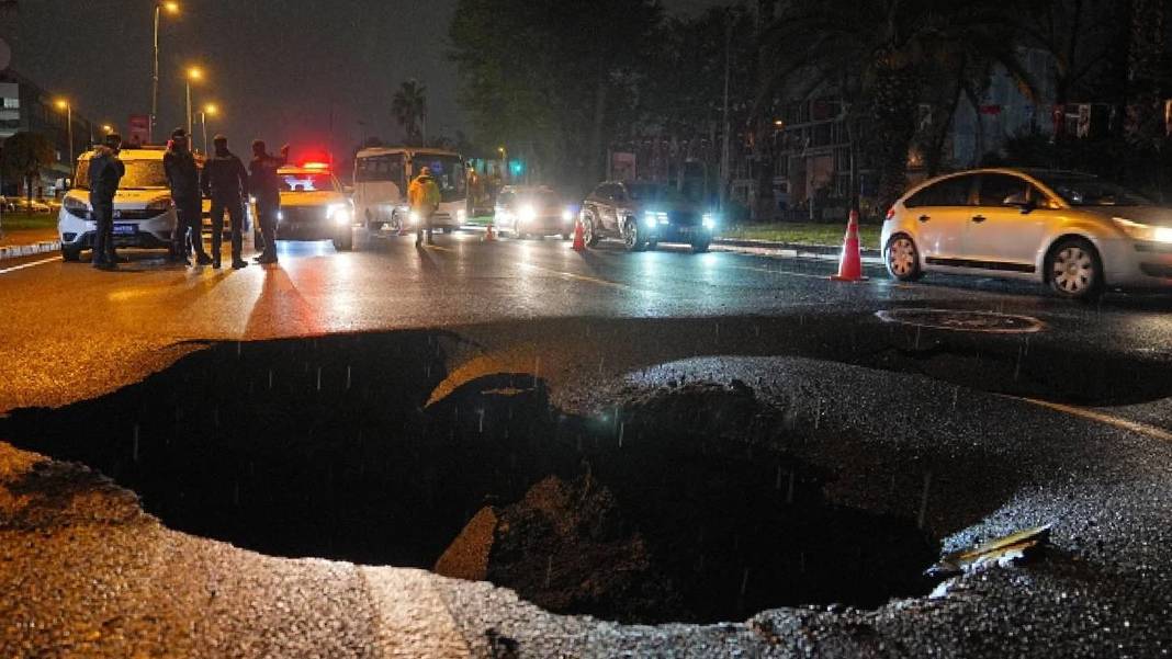 İstanbul'da kuvvetli sağanak nedeniyle yol çöktü: Sürücü yaralandı