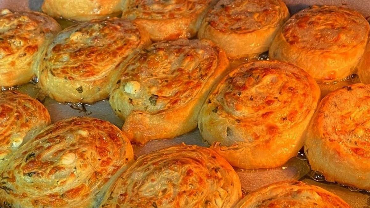 Sodalı dilim böreğin kabarma sırrı çözüldü: Yufkanın arasına bunu sürün, balon gibi şişsin!