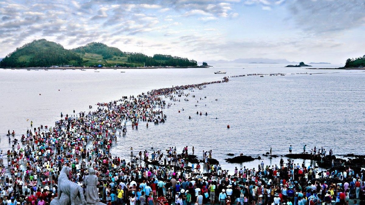 Yılda sadece 2 kez açılıyor! Deniz ortadan ikiye yarılıyor, festivaller bile düzenleniyor