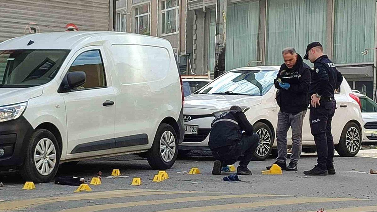İstanbul'da sokak ortasında kadın cinayeti! 15 el ateşle vurulan kadın hayatını kaybetti