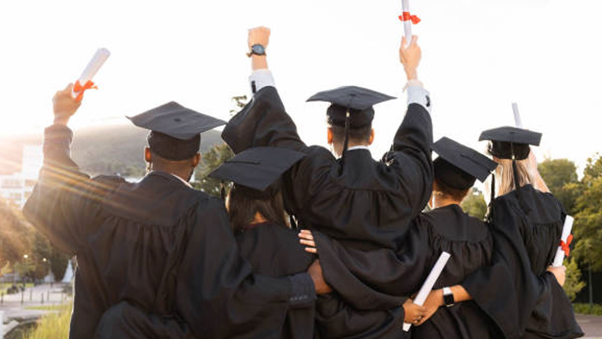 Kolunda altın bilezik