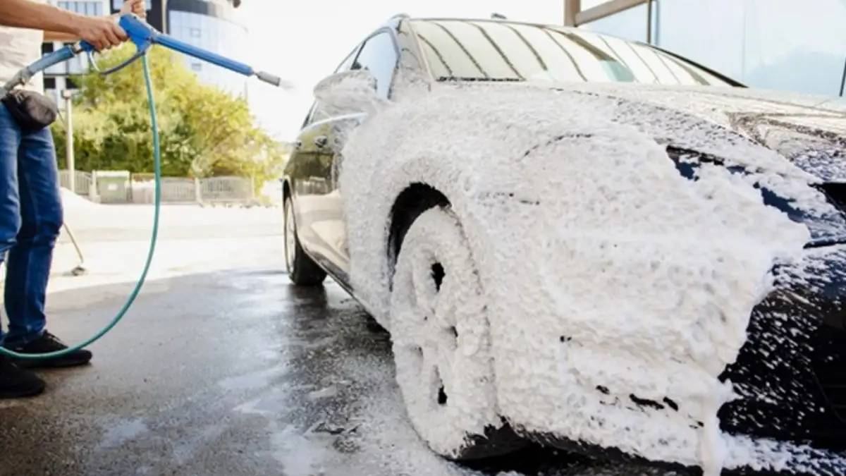 45 yıllık ustadan şaşırtan uyarı: Arabanızı böyle yıkıyorsanız motora büyük zarar veriyorsunuz!