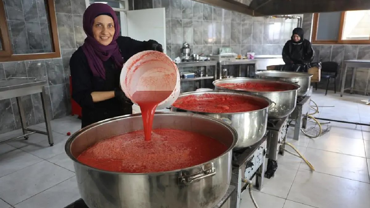 15 depremzede kadın birleşti, kavurucu sıcaklara meydan okudu! Kavanoz başı satıyor, 250 TL’den sofraları lezzetlendiriyor