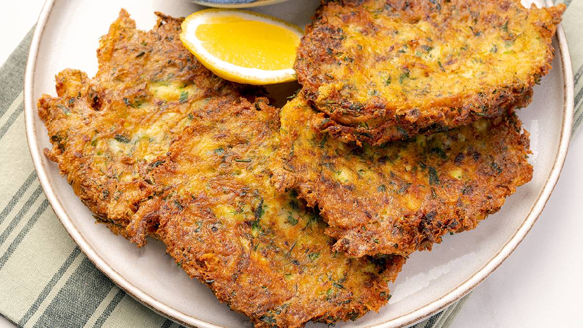 Patatesli mücver nasıl yapılır? Dışı kıtır kıtır, içi yumuşacık kalıyor: İşte enfes patatesli mücver tarifi