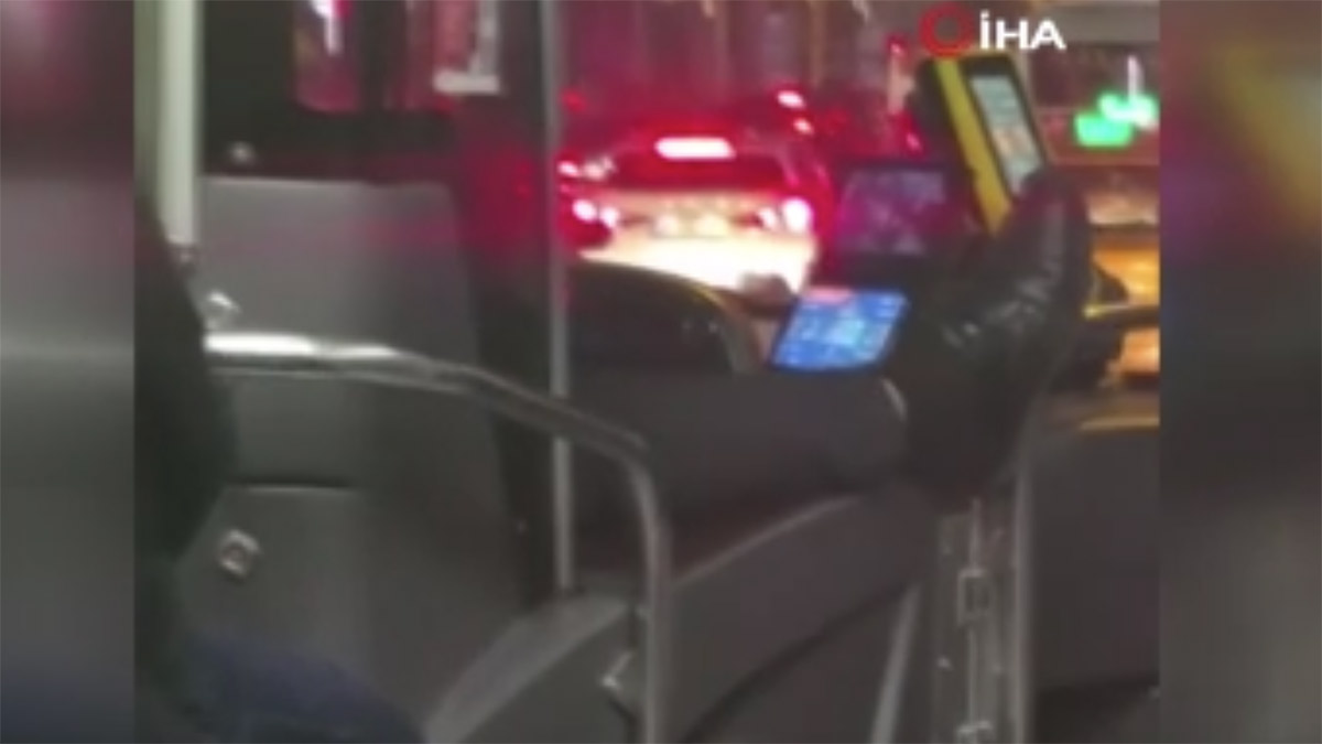 İETT otobüsünde tehlikeli anlar: Şoför ayağını akbil alanına uzatarak araç sürdü