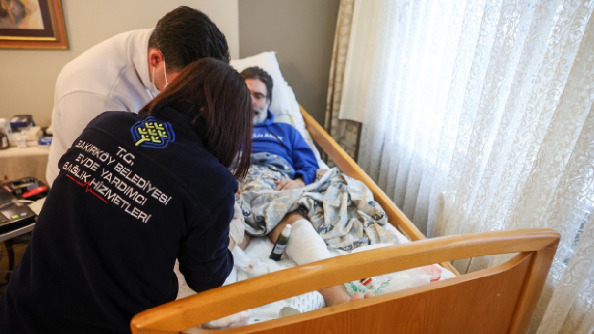 Sağlık durumu hastaneye gitmeye elverişli olmayan hastalara büyük kolaylık: Bakırköy Belediyesi evde sağlık hizmeti sunuyor